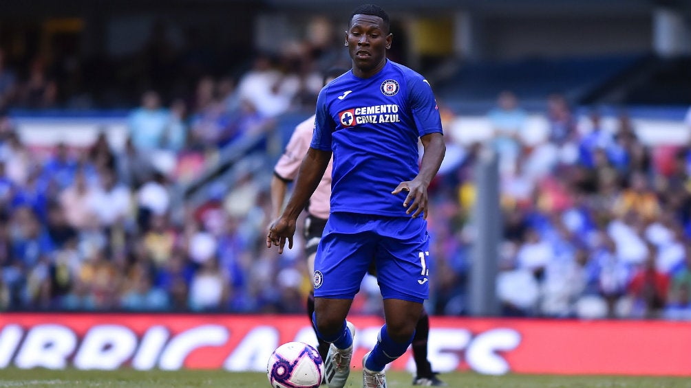 Bryan Angulo durante un partido con Cruz Azul