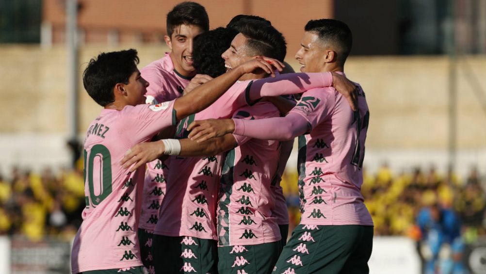 Lainez celebrando una anotación con sus compañeros béticos