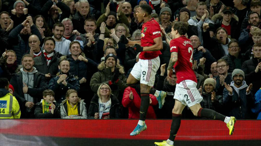 Martial celebra su gol con la afición 