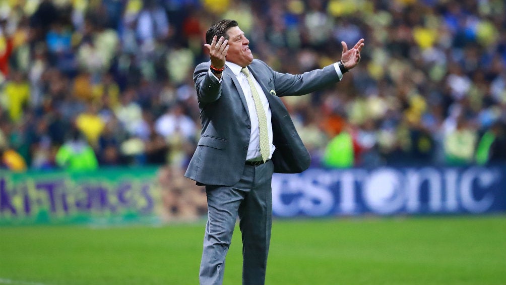 Miguel Herrera durante un partido con América