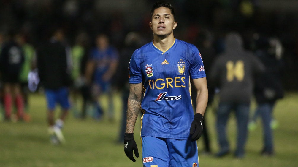 Carlos Salcedo en un partido con Tigres