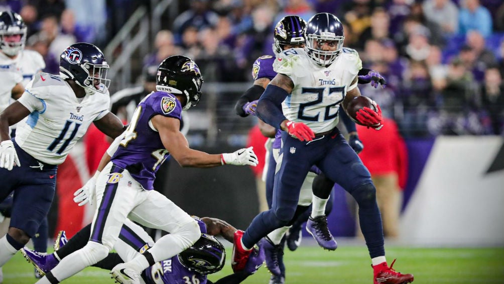 Derrick Henry dejando rivales en el camino durante el partido