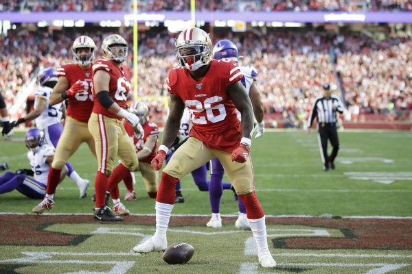 Tevin Coleman celebrando una de sus anotaciones