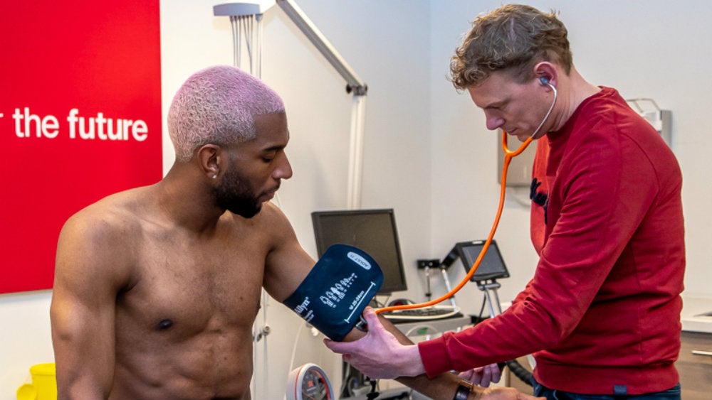 Ryan Babel presentando exámenes médicos con Ajax