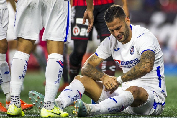 Edgar Méndez en acción con Cruz Azul