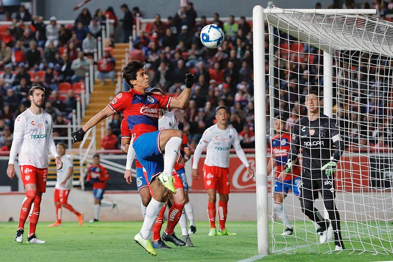 JJ Macías intenta definir un balón