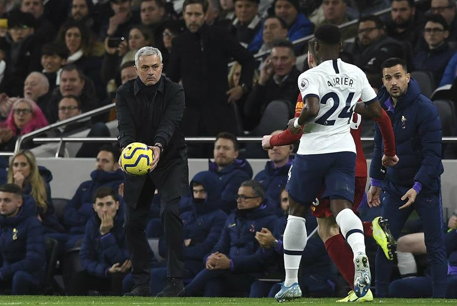 El entrenador de los Spurs le da el balón a Serge Aurier