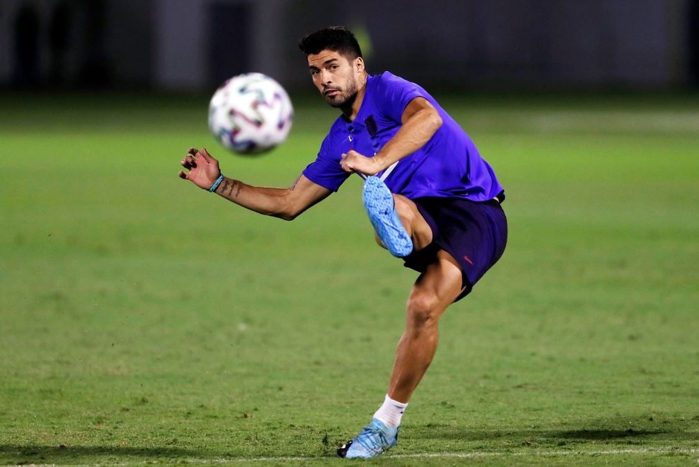 Luis Suárez golea el balón