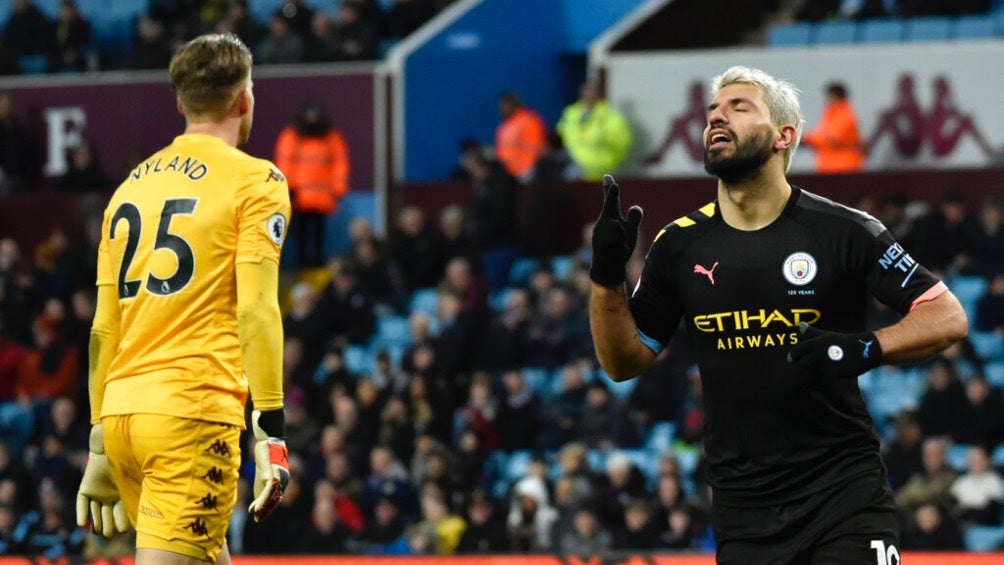 Sergio Agüero celebra uno de sus goles contra Aston Villa