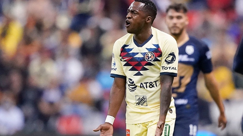 Renato Ibarra durante un partido con América