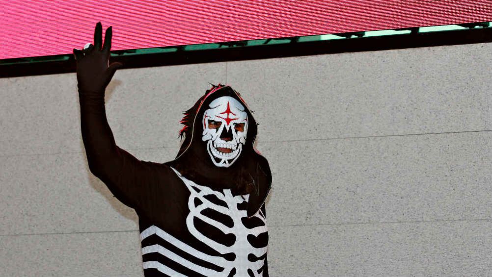 La Parka entrando a una lucha 