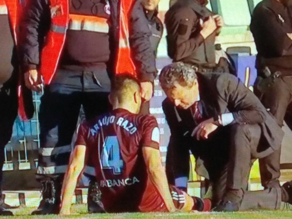 Néstor Araujo siendo atendido en la línea de banda