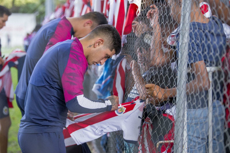 Víctor Guzmán en pretemporada con Chivas