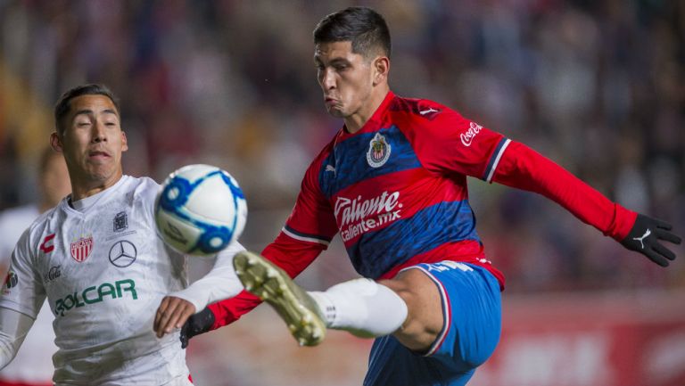 Víctor Guzmán maneja la pelota en un juego del Rebaño