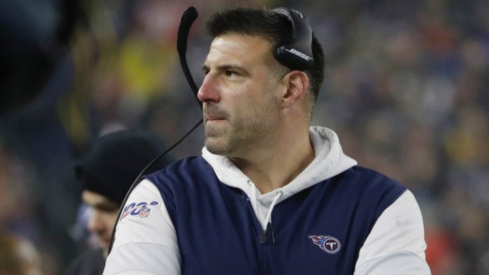 Mike Vrabel durante un juego con los Titans