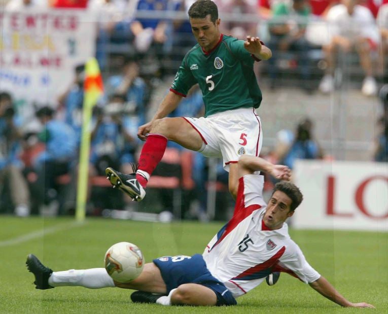 Vidrio disputa el balón en un duelo del Tri