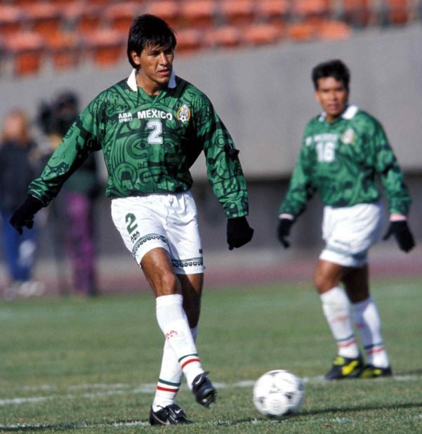 Claudio Suárez, durante un partido de la Selección