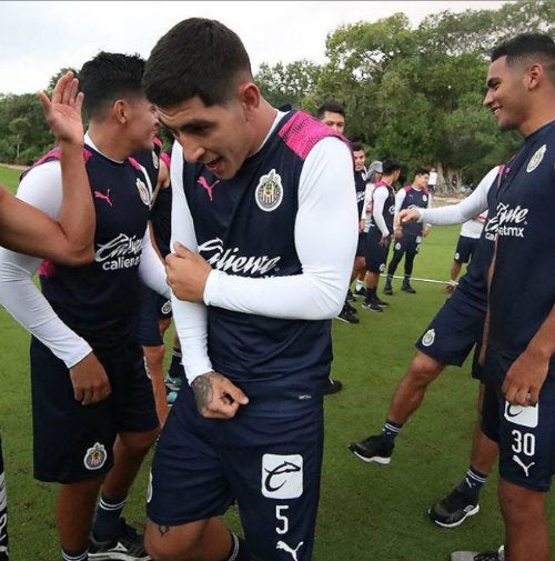 El mediocampista durante una práctica de Chivas