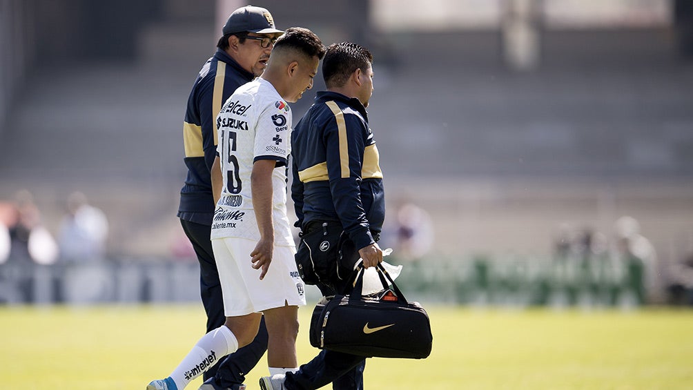 Saucedo, al salir de cambio tras sufrir un golpe en la rodilla