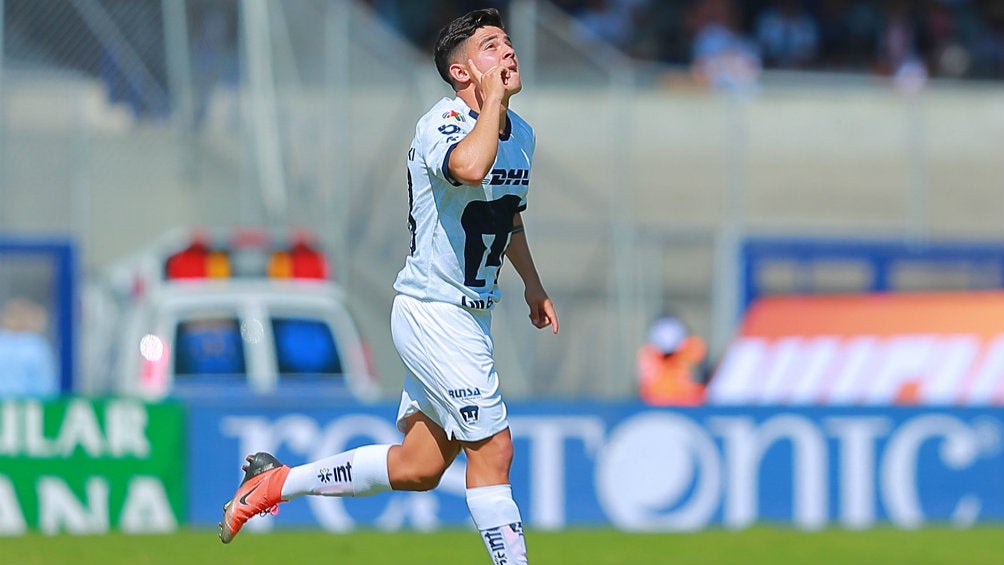 Marco García en festejo de gol con Pumas