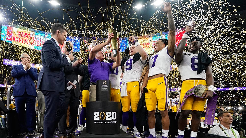 LSU levanta el trofeo que lo acredita como Campeón 