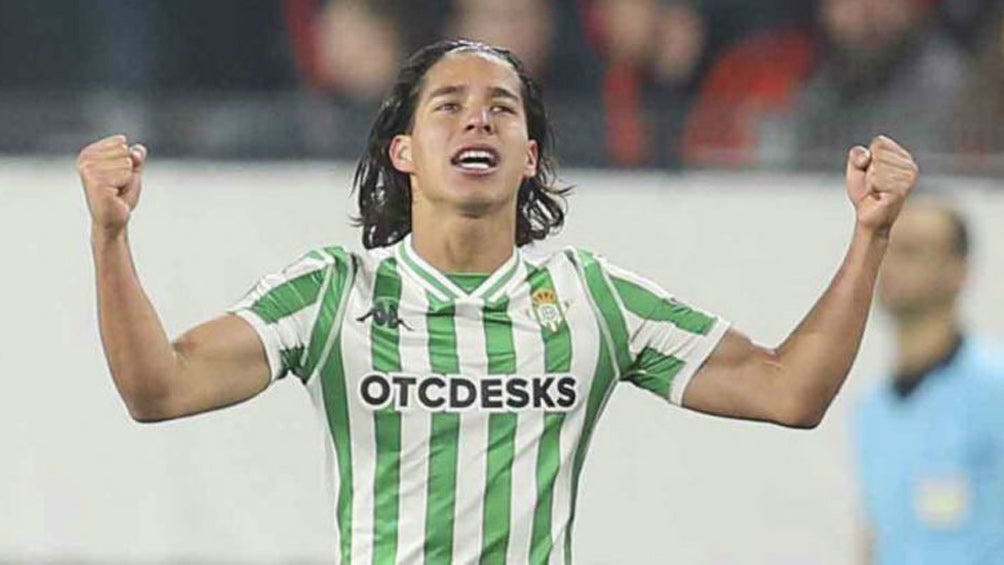 Diego Lainez celebra un gol con el Betis 