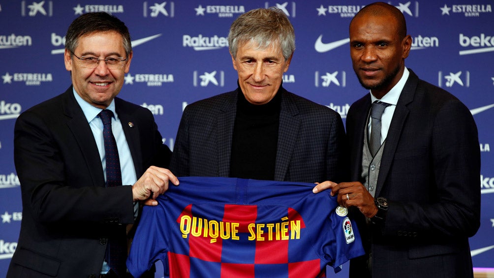 Quique Setién posa con Bartomeu y Abidal 