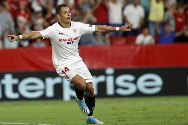 Chicharito Hernández en un partido con Sevilla 