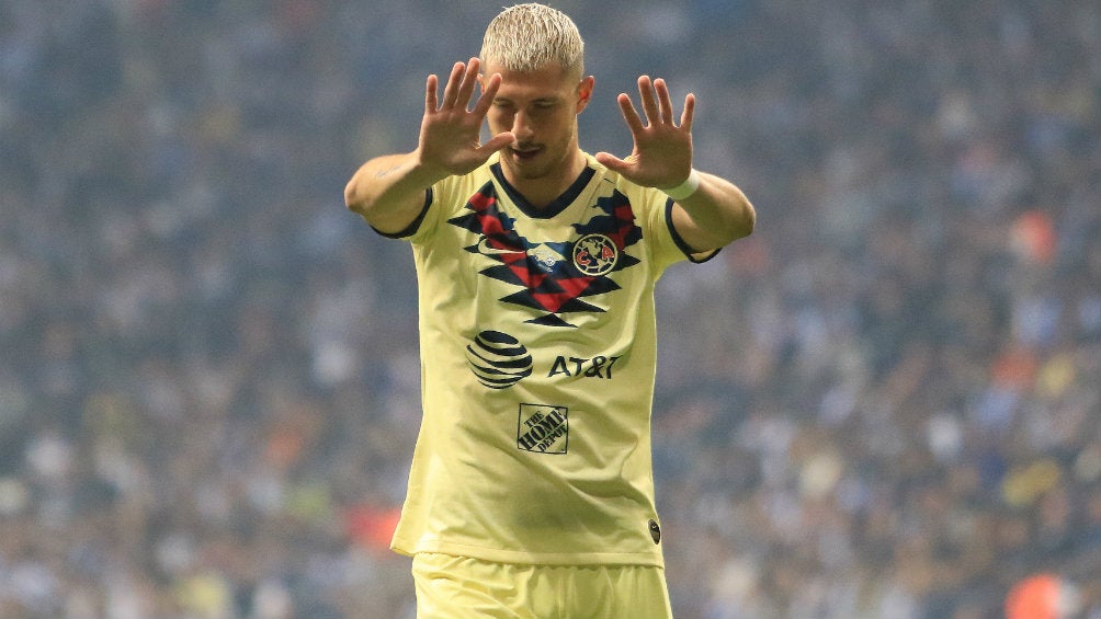 Guido Rodríguez durante un partido con América