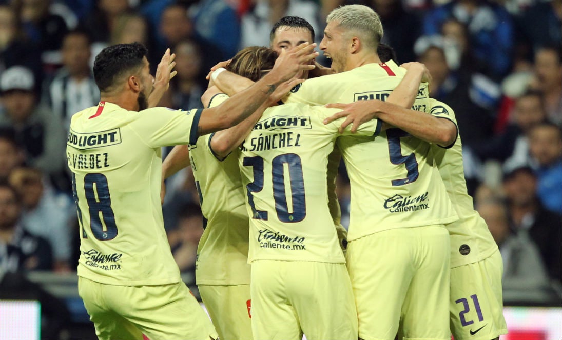 Jugadores del América celebrando un gol