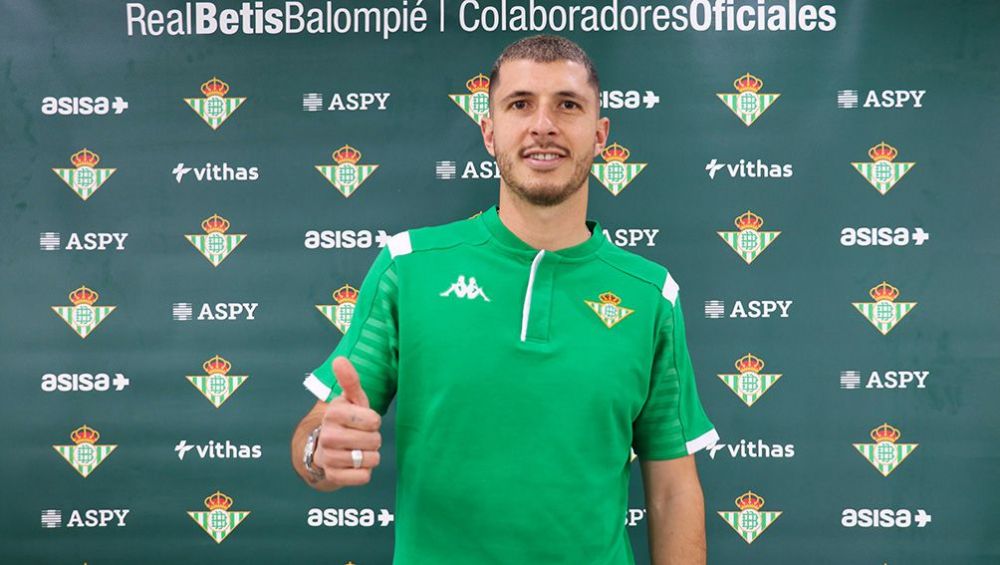 Guido Rodríguez luce la playera del Real Betis