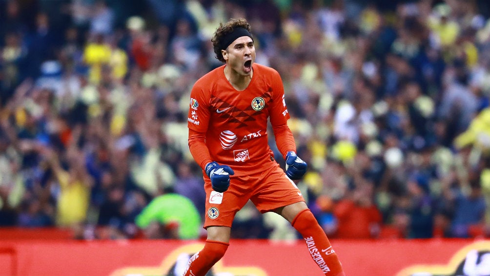 Guillermo Ochoa celebrando un gol del América