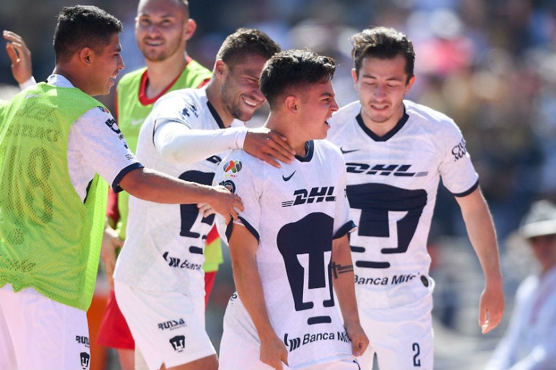 Marco García celebrando con sus compañeros