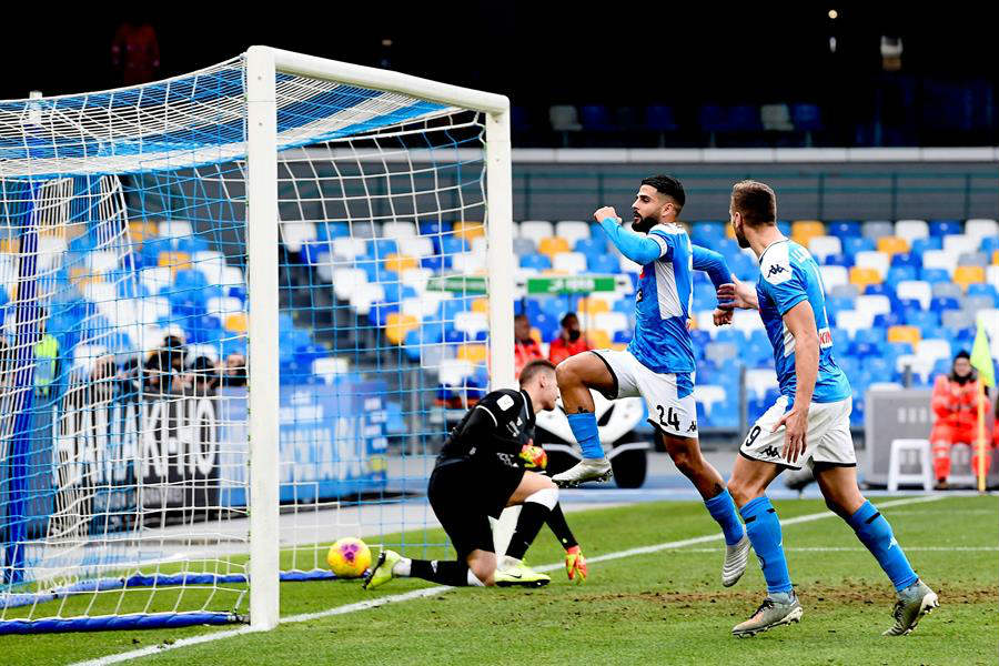 Lorenzo Insigne festeja su segundo penalti anotado