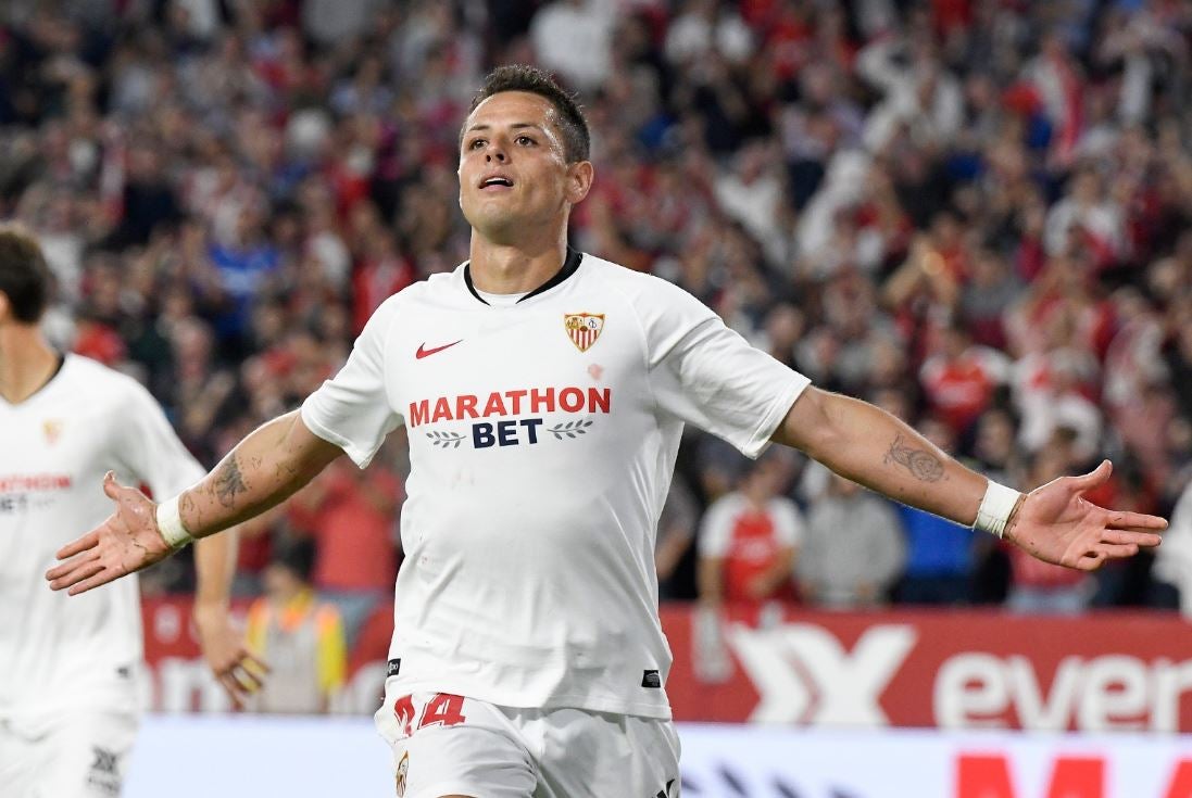 Chicharito festeja una anotación con el Sevilla