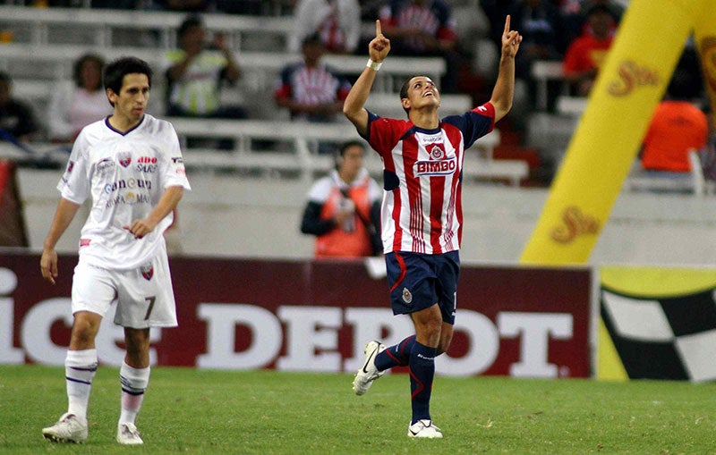 Chícharo celebra un gol con Chivas