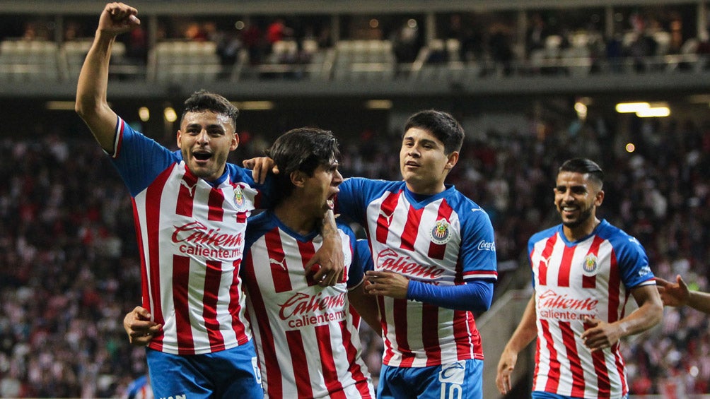 Vega, Macías, López y Ponce celebran un tanto de Chivas