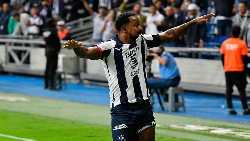 Dorlan Pabón festeja un gol con Rayados