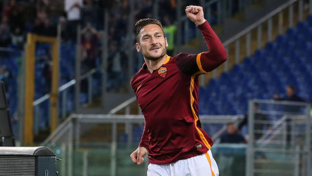 Francesco Totti celebra una anotación con la Roma 