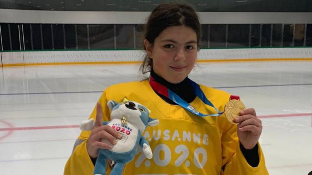 Laura Wilson posa con su medalla de Oro de los JO de la Juventud