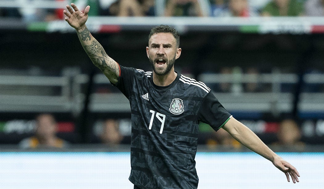 Miguel Layún durante un partido de México