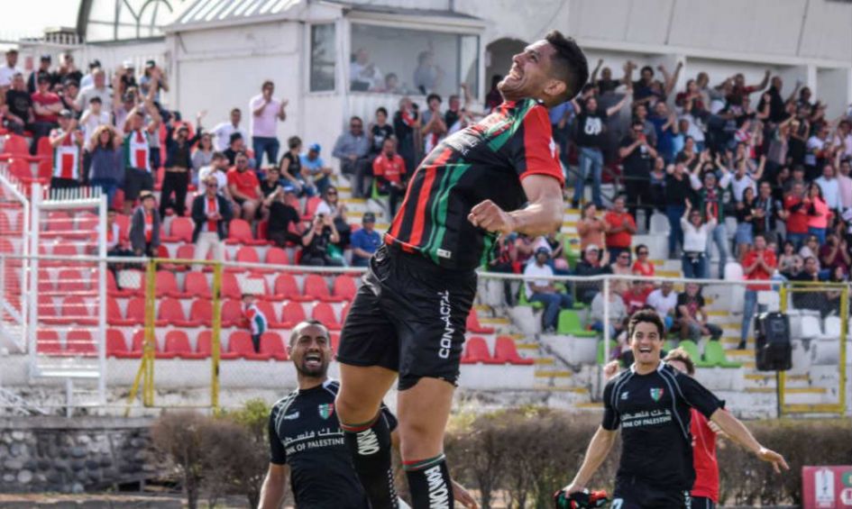 Lucas Passerini celebra uno de sus goles 