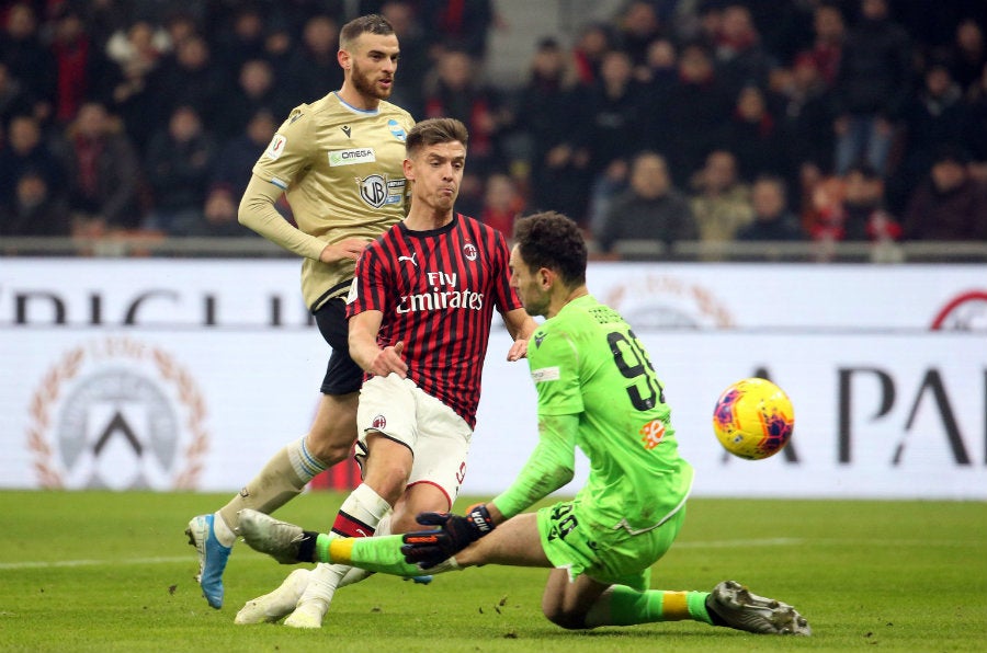 Krzysztof Piatek anota el primero para el Milan