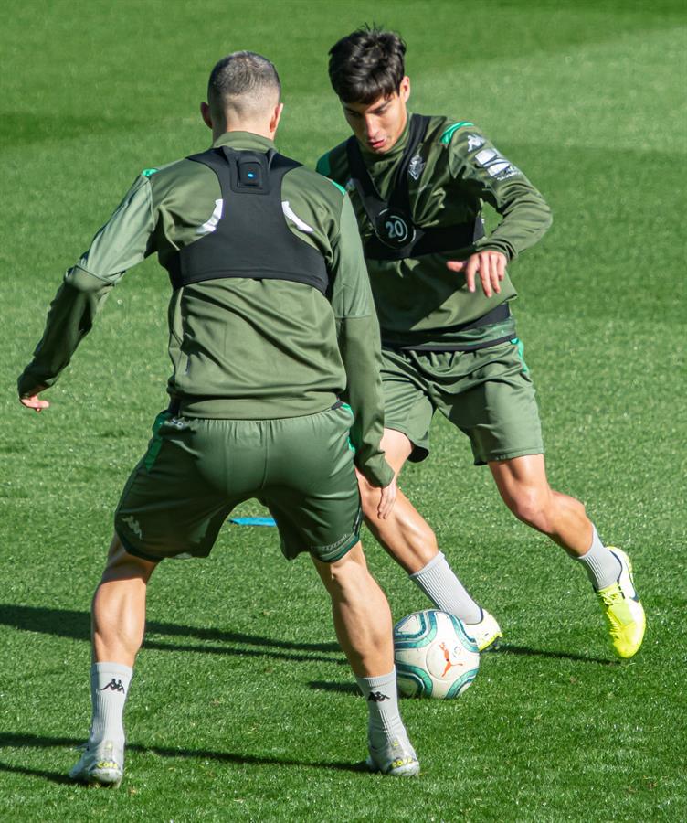 Guido Rodríguez junto a Diego Lainez