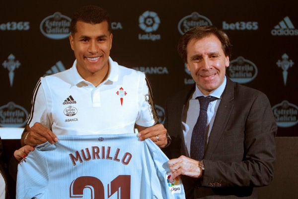 Jeison Murillo posando con la playera del Celta de Vigo