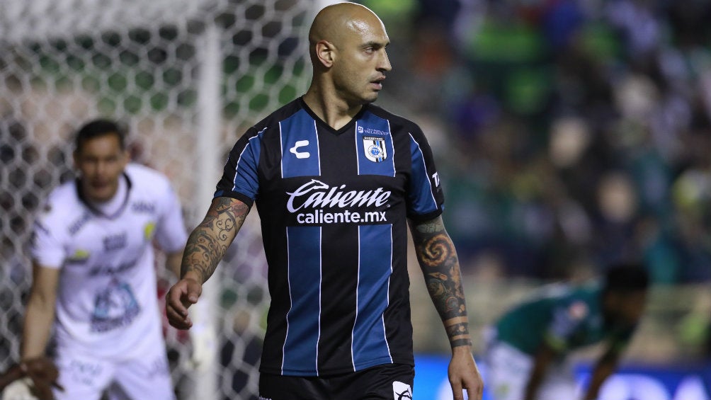 Ariel Nahuelpan jugando con Querétaro