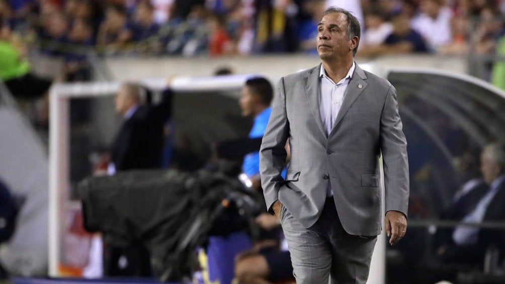 Bruce Arena dirigiendo partido 