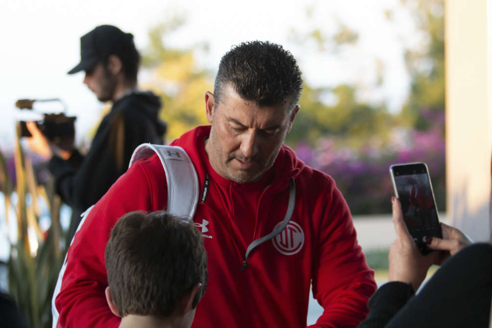 Chepo firmando autógrafos a su llegada a Morelia 