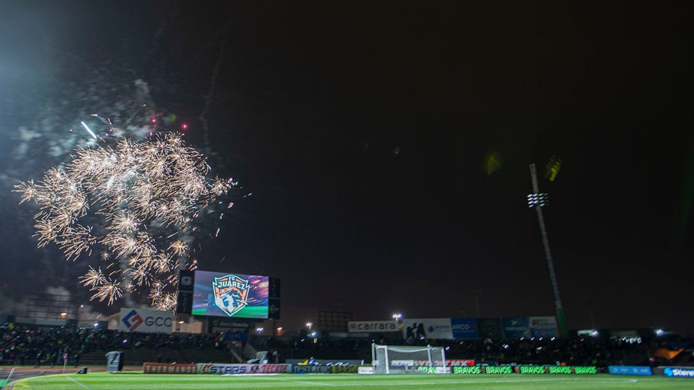 Fuegos artificiales, previo al encuentro en el Olímpico Benito Juárez