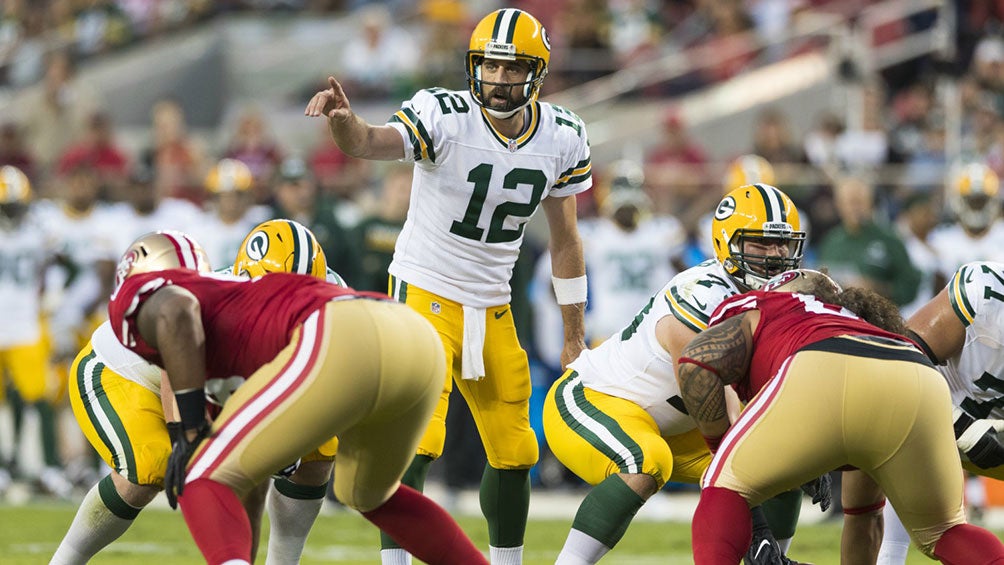 Aaron Rodgers jugando contra 49ers